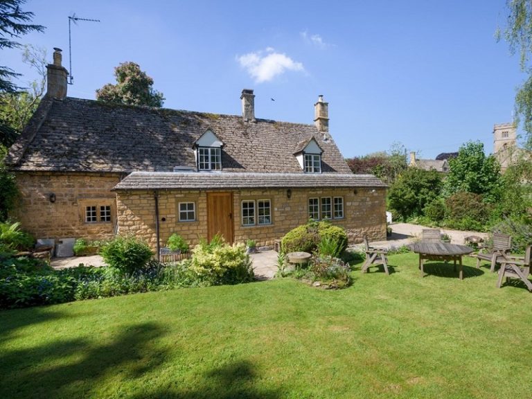 10 Beautiful Cotswolds Cottages