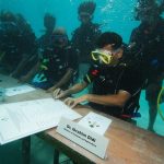 Underwater Cabinet Meeting 1
