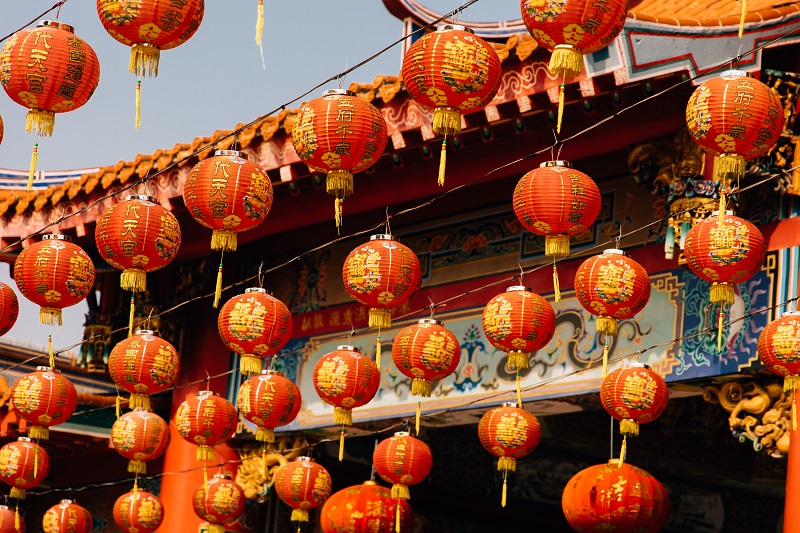 chinese-lanterns-hanging-in-china-style-temple