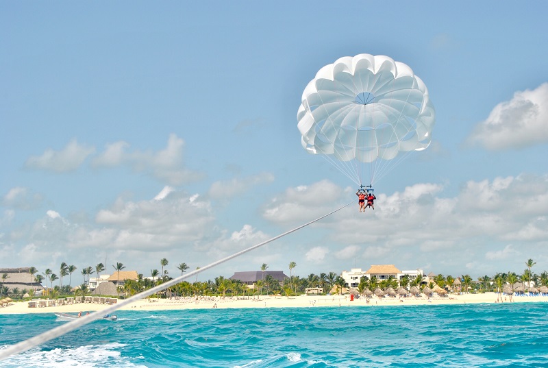 couple-parasailing-over-crystal-blue-water-in-domi