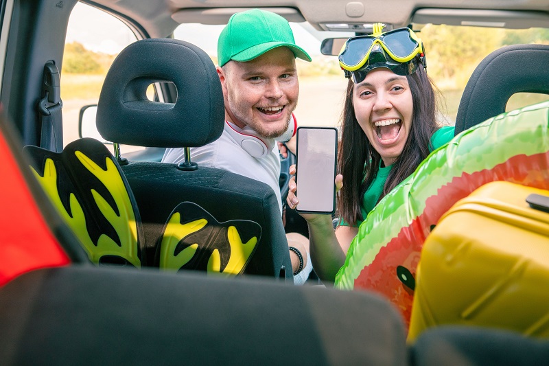 couple in car full of sea vacation stuff